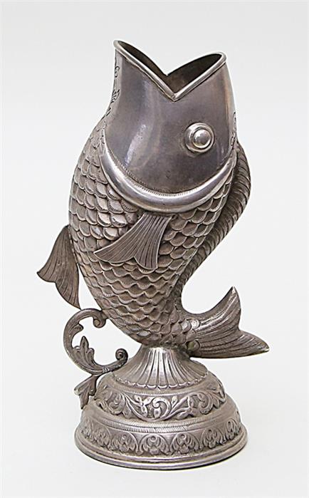 Skulptur eines Fisches.