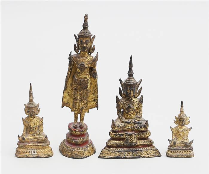 Vier Skulpturen des Buddha Shakyamuni.