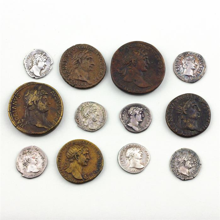 Zwölf antike Römische Münzen, 