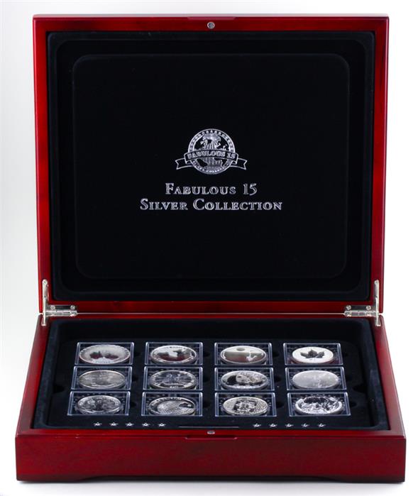 Sammlung von 15 Silber-Münzen aus dem Jahr 2011.