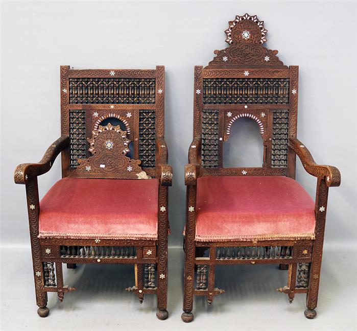 Paar Armlehnstühle und Sitzbank im maurischen Stil.