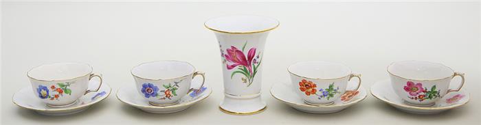 Vase und vier Teetassen mit Untertassen, Meissen.