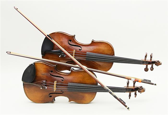 Zwei Geigen.