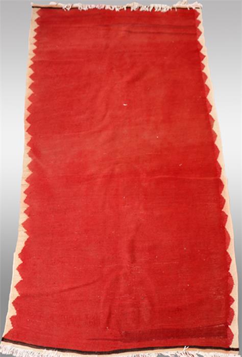 Kelim (monochrom rot), ca. 255x 139 cm.