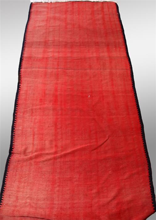 Kelim (monochrom rot), ca. 272x 131 cm.
