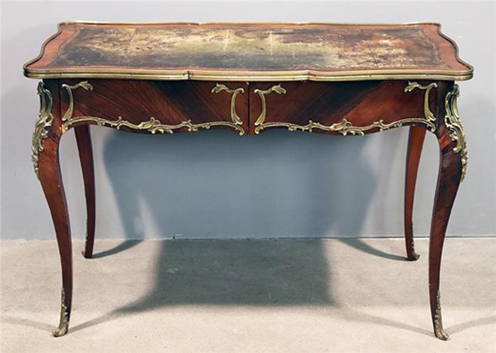 Kleiner Schreibtisch im Stil Louis XV.