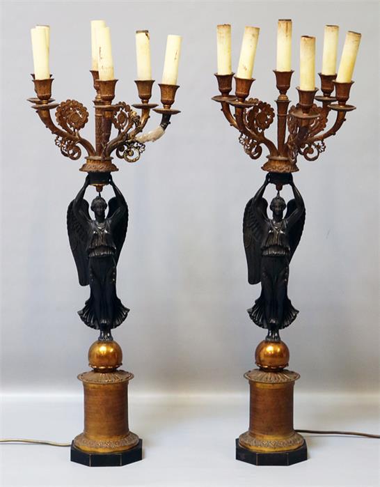 Paar figürliche Leuchter im Empirestil, je sechsflammig.