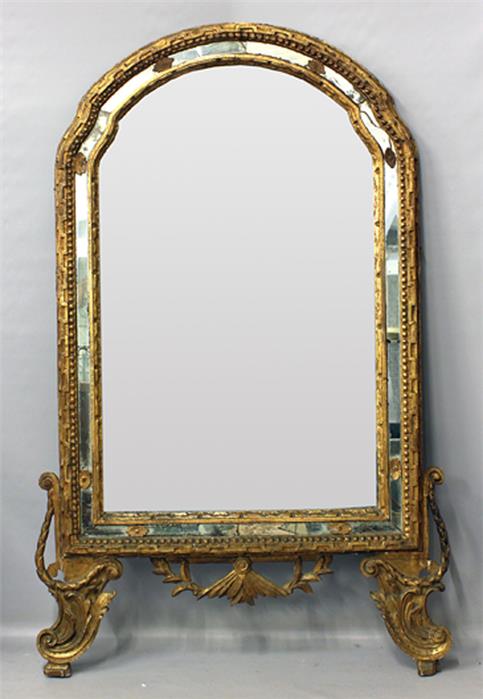 Halbrunder Spiegel (um 1800).
