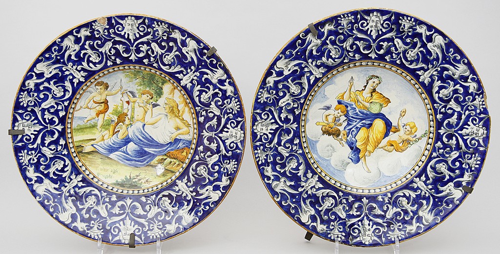 Paar Teller im Stil der italienischen Renaissance.