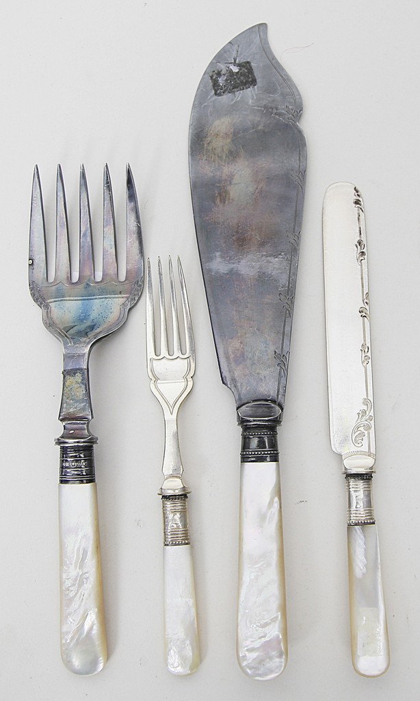 Zwölf viktorianische Gabeln, Messer und Paar Vorlegeteile.