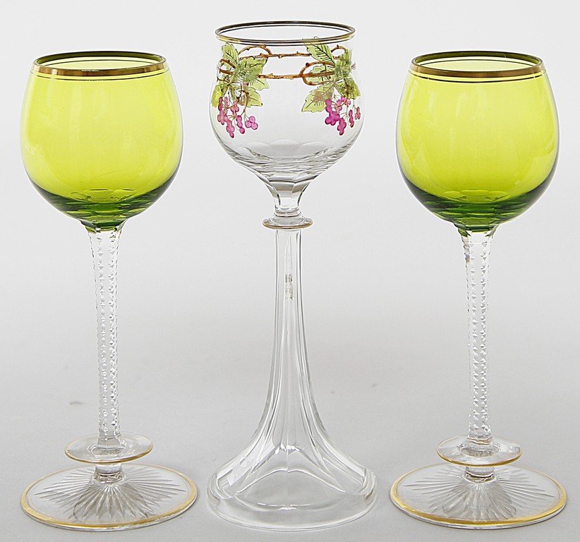 Paar und einzelnes Jugndstil-Weinglas.