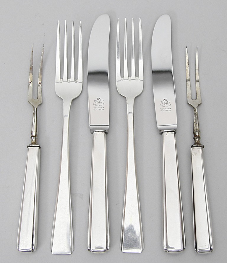 Sechs Art Deco-Silbergabeln, -Messer und Paar -Fleischgabeln.