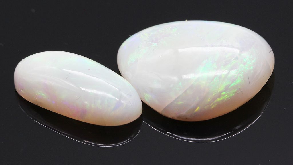 Zwei weiße Opale, zus. ca. 16,2 ct.