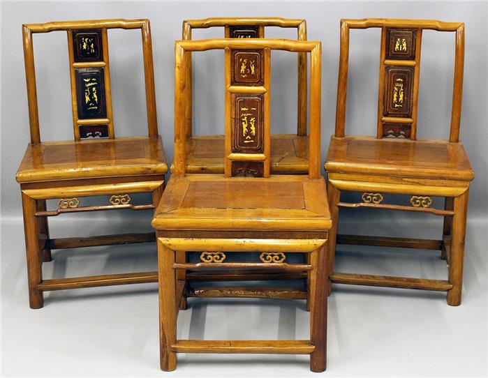 Vier chinesische Stühle.
