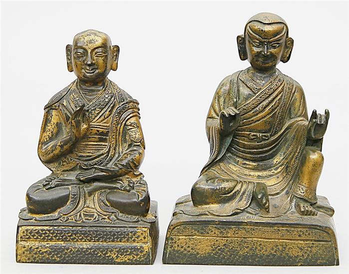 Zwei Buddha- oder Mönchsskulpturen.