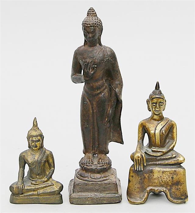 Drei Buddhaskulpturen.