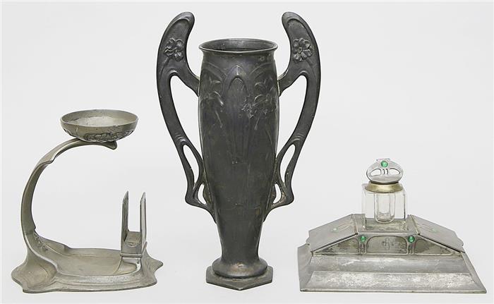 Jugendstil-Vase, -Tintenfass und -Halterung.