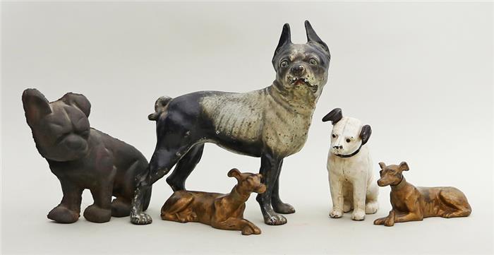 Fünf Hundeskulpturen.